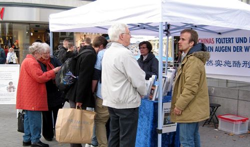 2014-11-4-minghui-falun-gong-germany-01--ss.jpg