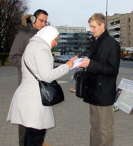 2014-11-4-minghui-falun-gong-poland-04--ss.jpg