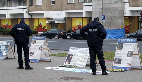 2014-11-4-minghui-falun-gong-poland-06--ss.jpg