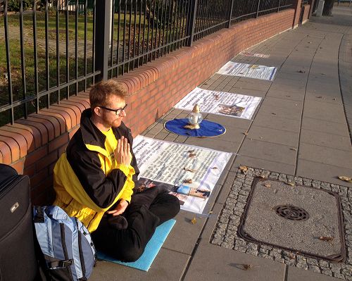 2014-11-4-minghui-falun-gong-poland-08--ss.jpg