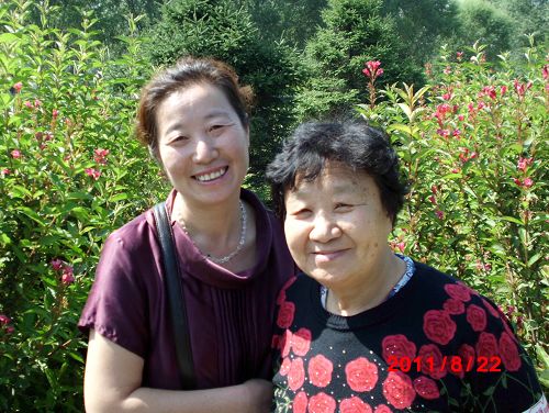 温哥华居民Alice张的母亲唐华峰（左）因不放弃修炼法轮功，被中共非法关押