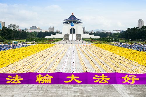 2014-11-8-minghui-falun-gong-taibeihuodong-03--ss.jpg