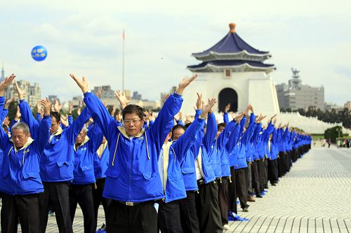 2014-11-8-minghui-falun-gong-taibeihuodong-04--ss.jpg