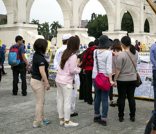 2014-11-8-minghui-falun-gong-taibeihuodong-08--ss.jpg