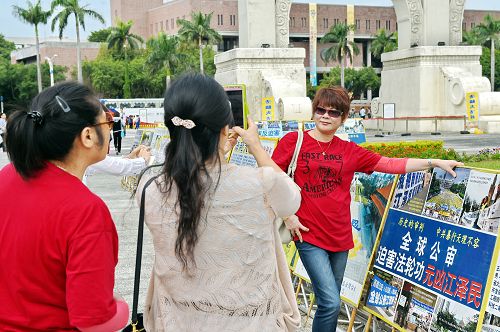 2014-11-8-minghui-falun-gong-taibeihuodong-12--ss.jpg