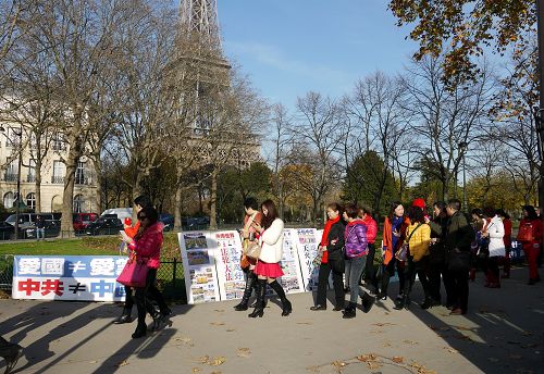 2014-12-1-minghui-falun-gong-paris-04--ss.jpg