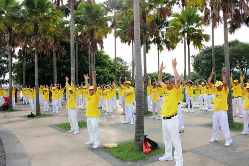 图8：法轮功学员在公园广场前进行集体炼功。