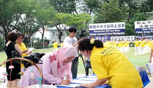 2014-12-12-minghui-falun-gong-singapore-02--ss.jpg