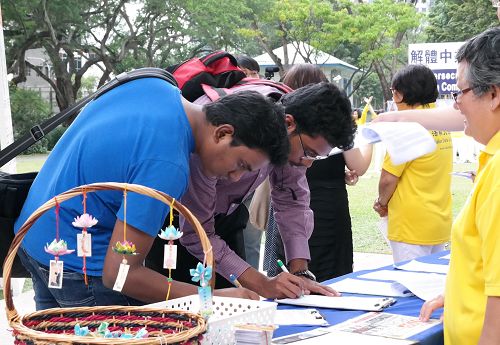 2014-12-12-minghui-falun-gong-singapore-03--ss.jpg