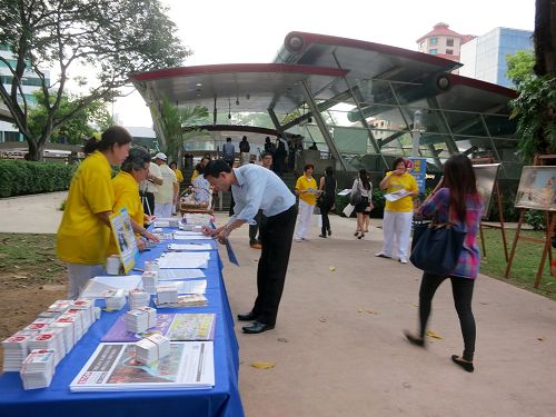 2014-12-12-minghui-falun-gong-singapore-07--ss.jpg