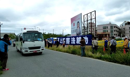 图3：中共海协会长陈德铭十二日率团抵台东，法轮功学员在中兴路旁举横幅反迫害