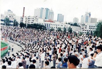 一九九八年八月哈尔滨学员纪念李洪志老师来哈传法四周年三万人集体炼功场面