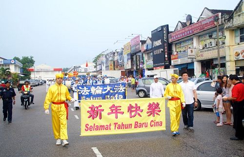 '大年初九,法轮功学员首次来到柔佛州新山的士古来大学城举行新年游行,在雨过天晴后,队伍在警方协助开路下浩荡出发。'