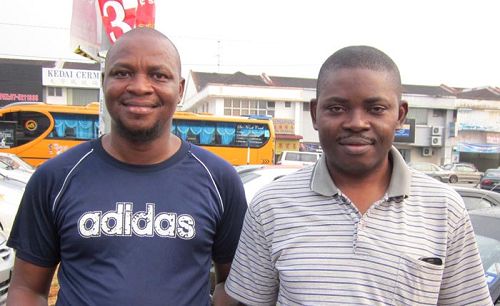 '来自尼日利亚的博士生纳尔逊（左）和奥帕鲁瓦·尤素夫（右）异口同声表示游行非常棒，希望能再有机会看到。'