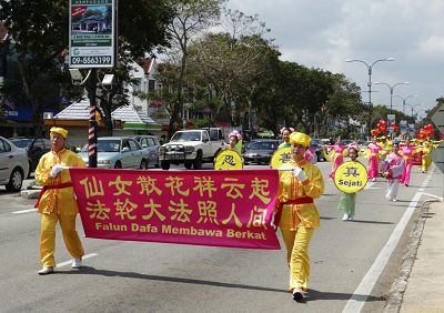 二月十六日,法轮功学员首次来到彭亨州首府——关丹举行新年游行,传播大法美好。
