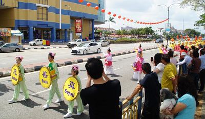 二月十六日，法轮功学员首次来到彭亨州首府——关丹举行新年游行，给当地民众带来了惊喜。