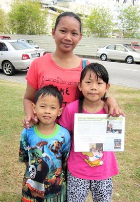 当地马来居民妮拉姆(Niram)与孩子们开心能遇到这次的游行。