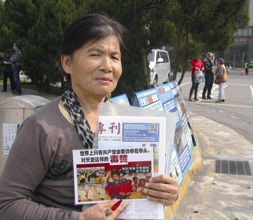 从大陆嫁到台湾的淡水学员李鑫菊每天都到台北故宫讲真相劝退。