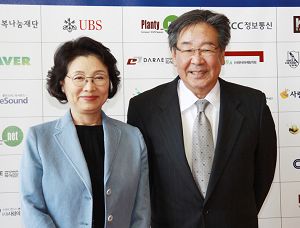 图5：韩国演艺界顶级元老、前国会议员崔佛岩和夫人