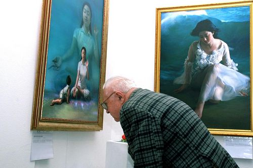 '莫斯科的居民观看画展'