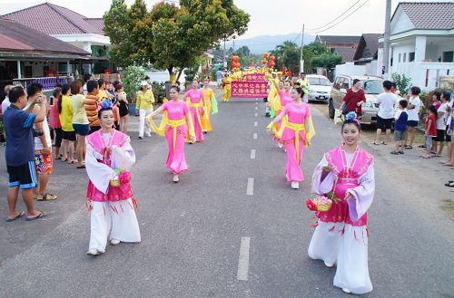 法轮功学员在利民达举行新年游行，受到民众欢迎