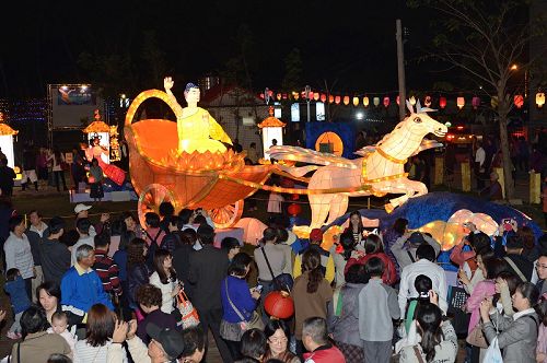 '“神驹天车”花灯的神驹舒展七彩翅膀，缓缓挥动，不论大人小孩都忍不住要上前看个究竟。'