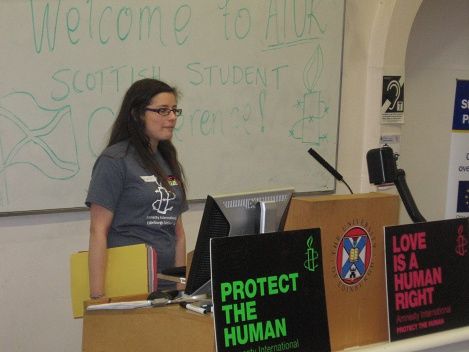 '爱丁堡大学学生丽维（Livi）是大赦国际组织苏格兰学生分部2014年会组织者之一，她希望国际社会一起制止中共践踏人权的活摘器官罪行。'