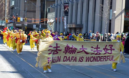 '二零一四年三月十六日，由法轮功学员组成的腰鼓队参加圣派翠克大游行。'