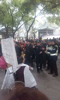 上图：警察闻讯赶来监视和骚扰