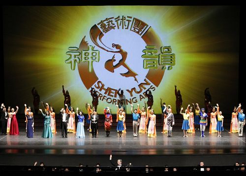 神韵世界艺术团2014年巡演在巴黎巴黎会议宫举行。图为演出结束后，艺术家们谢幕向观众致意。