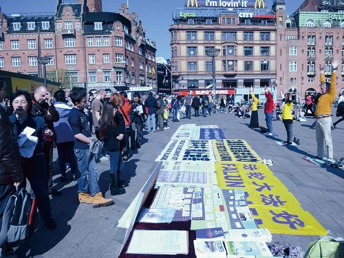 法轮功学员在丹麦哥本哈根市政厅广场举办讲真相活动，纪念四•二五