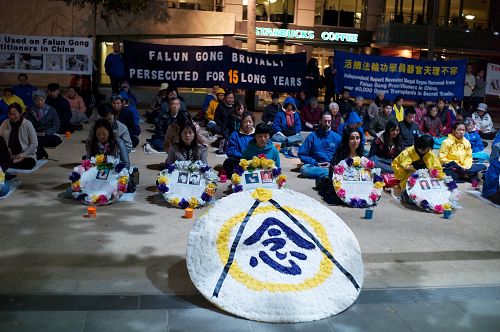 二零一四年四月二十五日晚，法轮功学员在墨尔本市中心的城市广场举行了烛光守夜悼念活动。图为纪念活动现场。