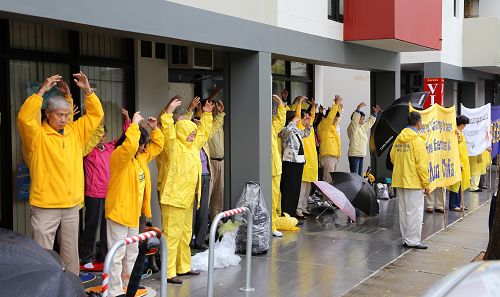 悉尼学员在中领馆前炼功，呼吁制止迫害。