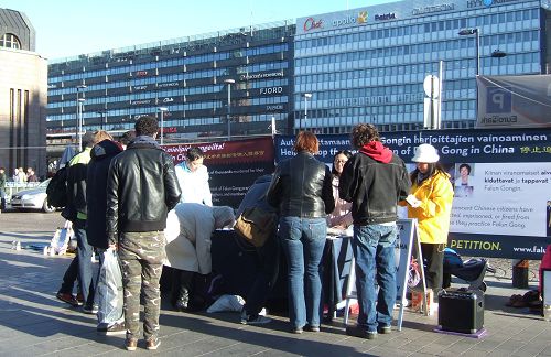 首都赫尔辛基火车站旁的征签和烛光悼念活动