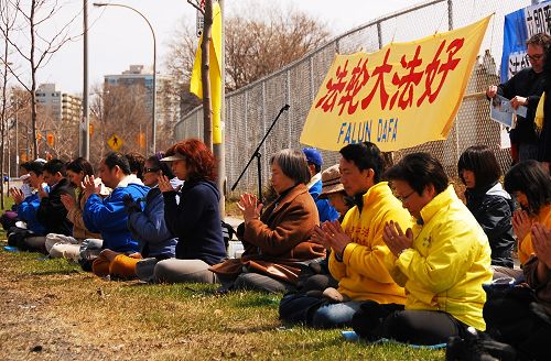 四月二十五日渥太华法轮功学员在中使馆前集会，纪念四二五和平上访十五周年。