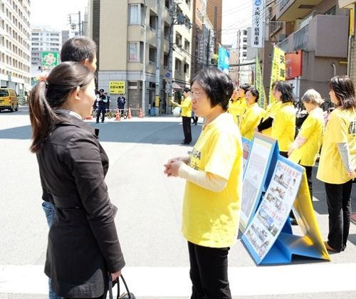 日本大阪中领馆前，法轮功学员给路人讲真相