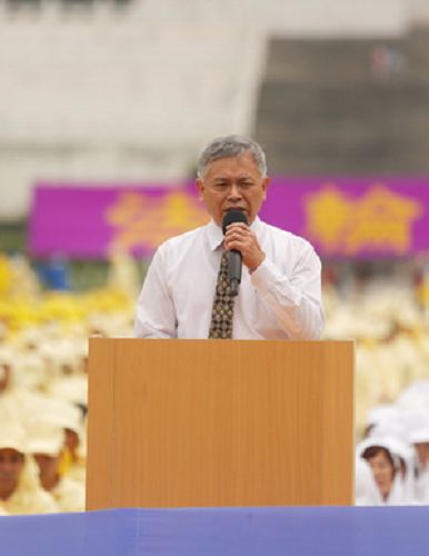 台湾法轮大法学会理事长张清溪在集会上发言。