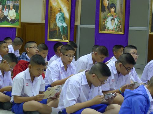曼谷一中学学生认真阅读法轮功真相资料