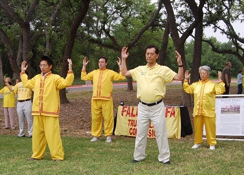 图：法轮功学员在奥斯汀的世界太极气功日上做功法演示