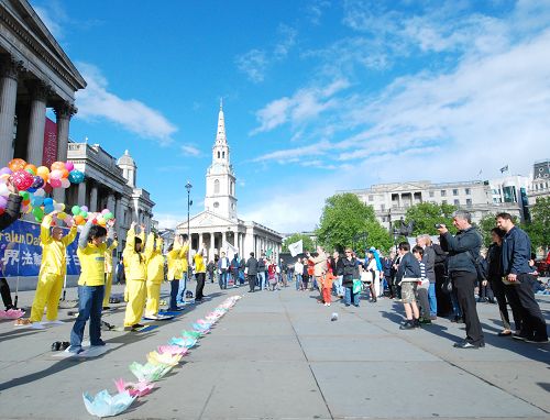 伦敦鸽子广场上庆祝世界法轮大法日的活动吸引了众多的游客关注