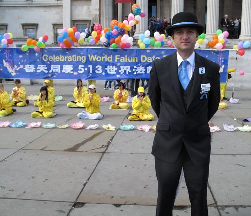 伦敦街道大使拉法尔（Rafal）先生称赞世界法轮大法日庆典活动