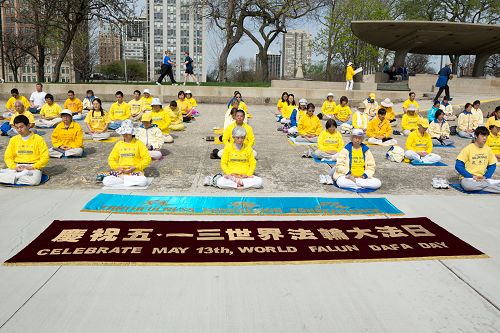 法轮功学员在芝加哥北大街湖滨公园集体炼功，庆祝法轮大法日