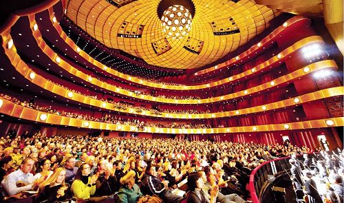 图6:二零一三年四月二十日到二十八日，享誉全球的神韵艺术团在纽约林肯中心大卫•寇克剧院上演十一场晚会，连续爆满。每场演出结束观众都长时间起立鼓掌，久久不愿离开。
