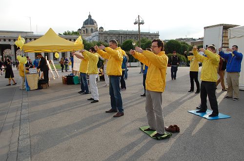 法轮功学员在奥地利总统府广场演示功法，庆祝法轮大法日