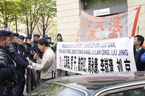 二零一四年三月二十七日，法国法轮大法协会如期在中共使馆前举行和平反中共迫害的集会