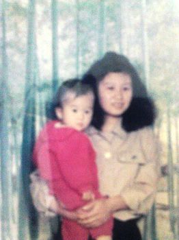 妈妈杨世芬抱着两岁的我