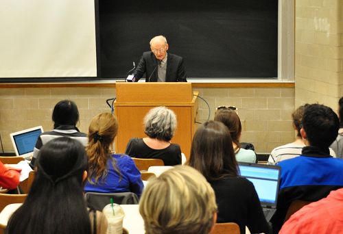 图1：国际著名人权律师大卫•麦塔斯在多伦多大学举办的一个论坛上谈中共强摘人体器官罪行