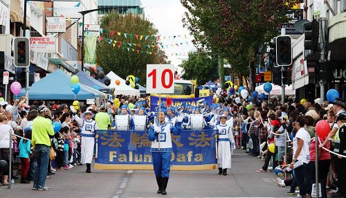 图1：法轮功学员参加了西悉尼黑镇市庆节游行
