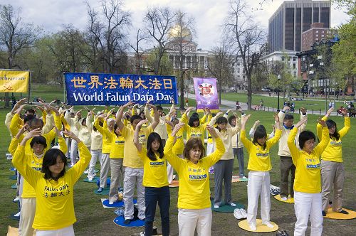 二零一四年五月三日，法轮功学员在波士顿公园集体炼功，庆祝世界法轮大法日