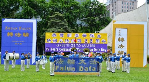新加坡天国乐团演奏乐曲庆祝世界法轮大法日。